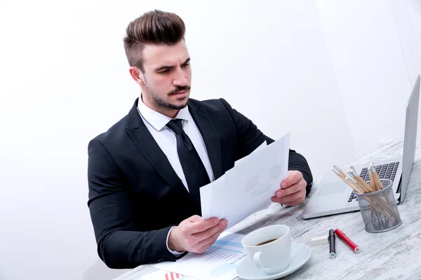 Werken bij het Bureau — Stockfoto